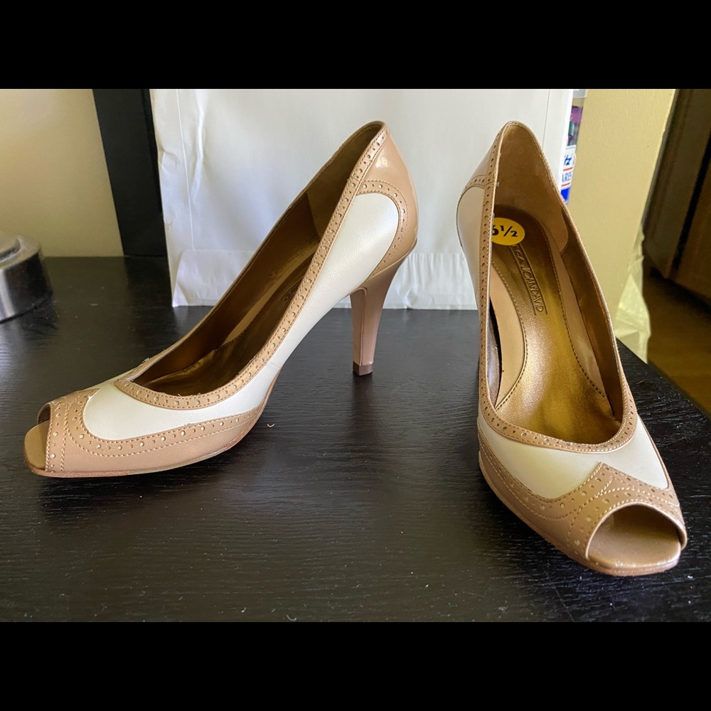 BNWT CIRCA JOAN & DAVID Spectator Pump (brand new)